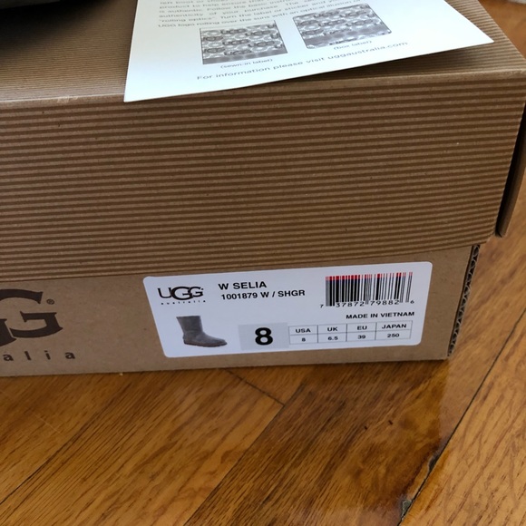 Waterproof grey UGG Australia boots - Picture 2 of 6